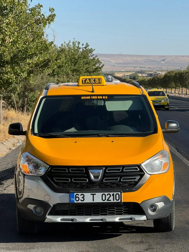 Önden çekilmiş sarı taksi aracı