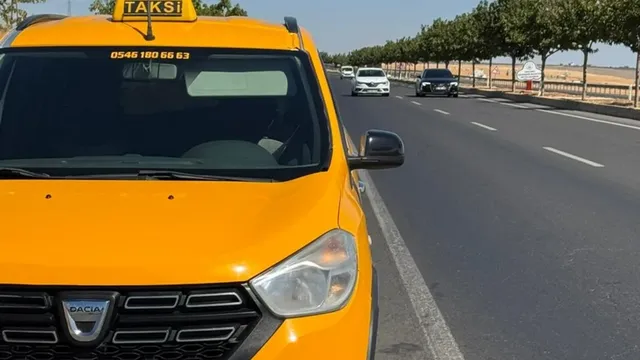 Balıkayağı çevresinde yol kenarında duran sarı taksi