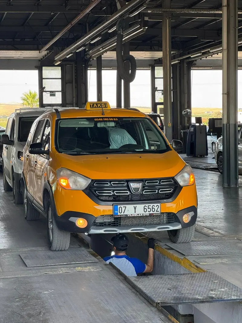 Bakım alanında sarı taksi aracı