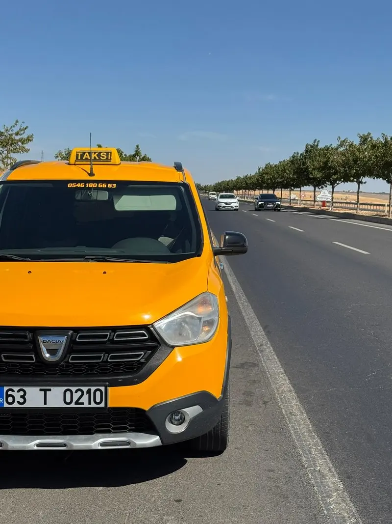 Şanlıurfa Karaköprü çevresinde yolda sarı taksi